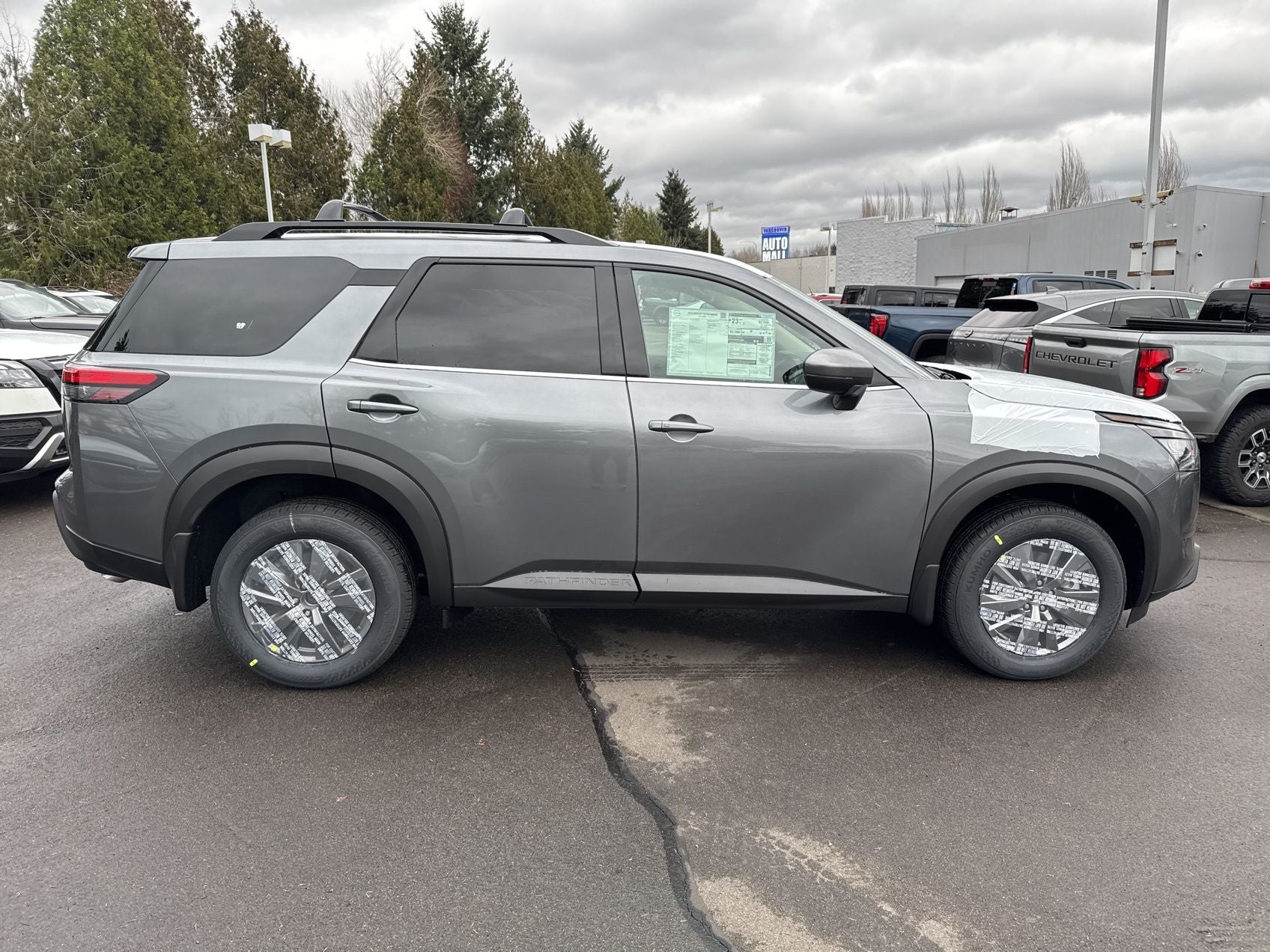 2025 Nissan Pathfinder SV