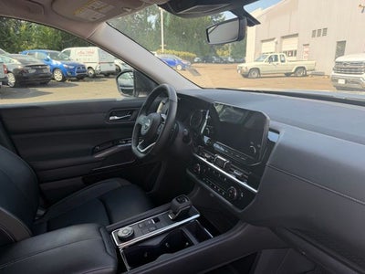 2024 Nissan Pathfinder SL