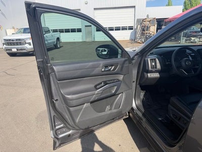 2024 Nissan Pathfinder SL